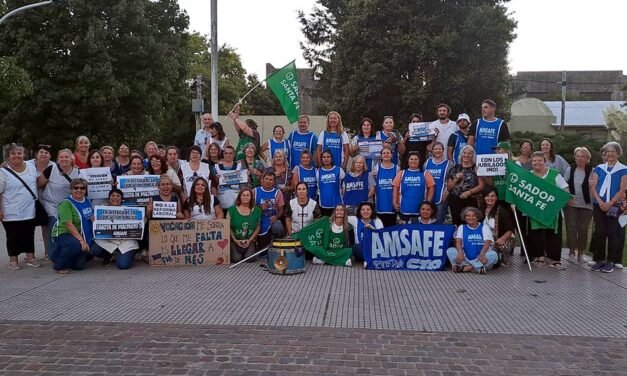 Ruidazo y semaforazo en el centro «como una manera de visibilizar el reclamo de la docencia santafesina»