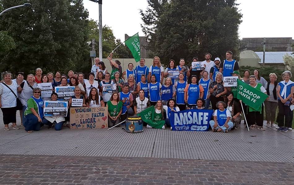 Ruidazo y semaforazo en el centro «como una manera de visibilizar el reclamo de la docencia santafesina»