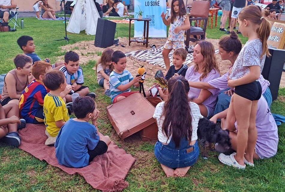 La lectura se adueñó de la primera jornada de «Todos a la Plaza»