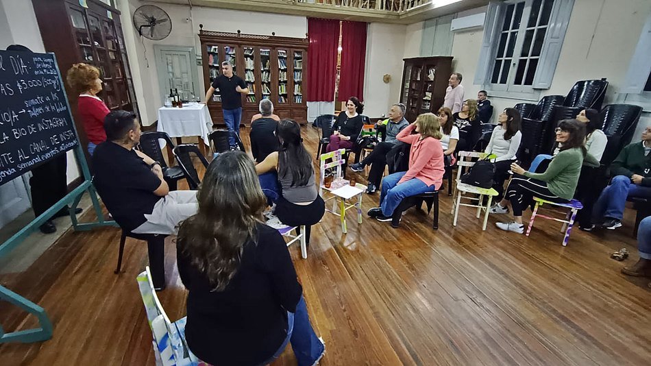 «Entre libros y copas»: la Biblioteca Popular lanzó su 5° temporada de talleres con una novedosa jornada en el Club de Lectura