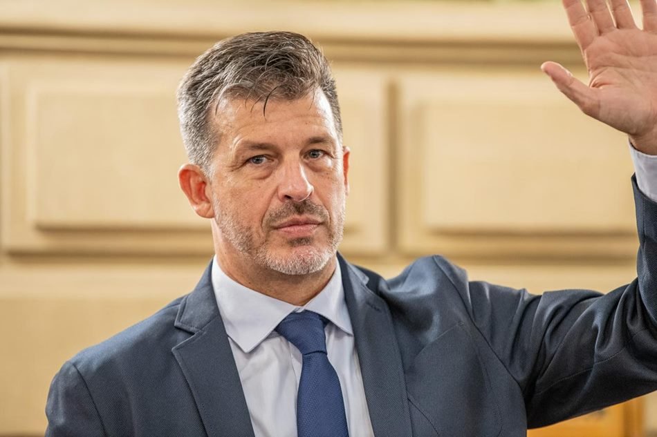 Un proyecto del senador Leo Diana propone crear un «espacio de escucha y acompañamiento emocional para las escuelas”