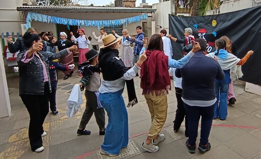 En una «jornada revolucionaria», la Escuela Especial abrió sus puertas para celebrar el 25 de Mayo en familia