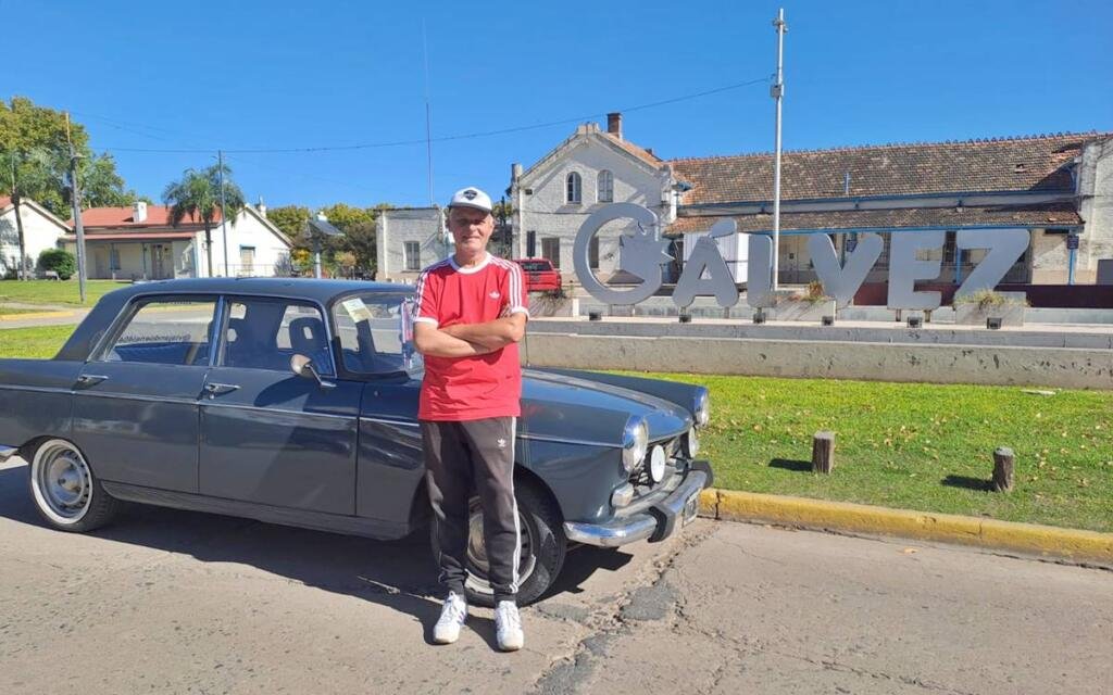 Crónicas sobre ruedas: el ferroviario que recorre el país en un Peugeot 404 para rescatar la memoria de los pueblos