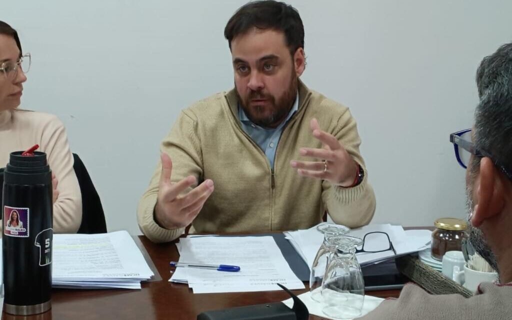Bacarella habló del veto del DEM y pidió informes sobre el «1.000 Aulas» para la Escuela de Comercio