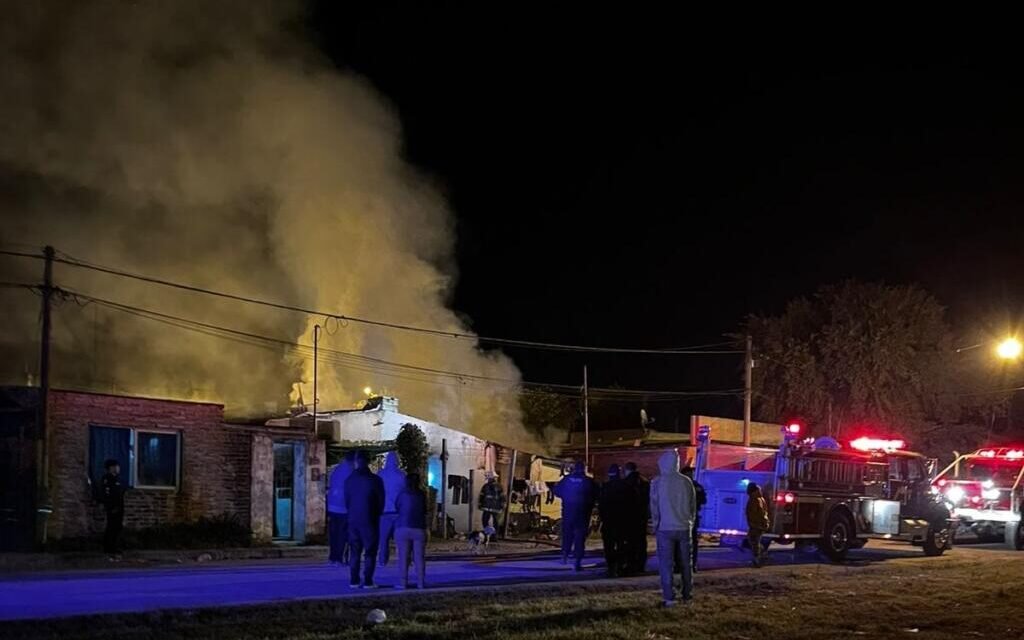 Con pocas horas de diferencia, Bomberos trabajó en dos incendios en vivienda