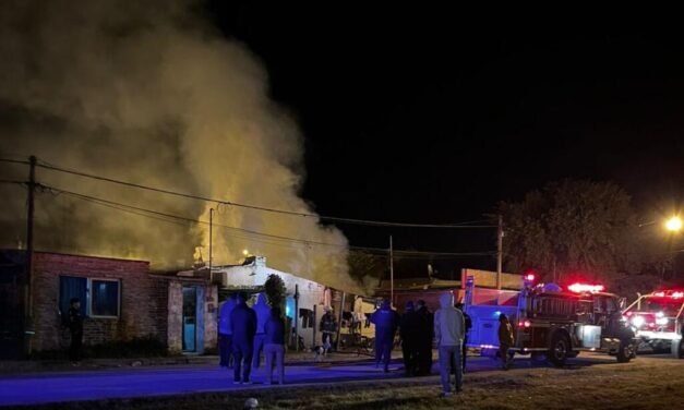 Con pocas horas de diferencia, Bomberos trabajó en dos incendios en vivienda