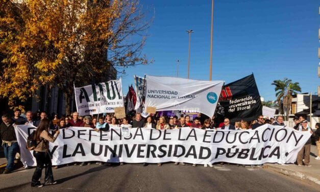 Importante movilización en Santa Fe en defensa de la universidad pública