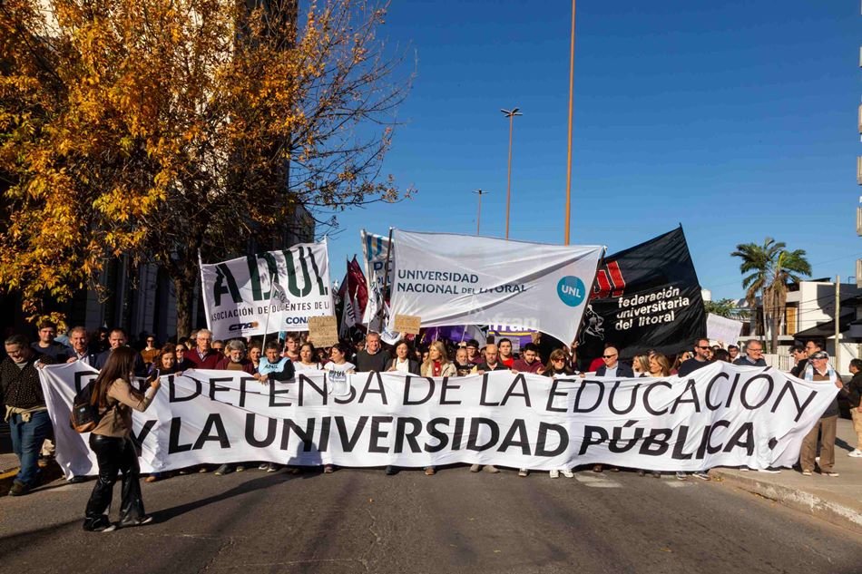 Importante movilización en Santa Fe en defensa de la universidad pública