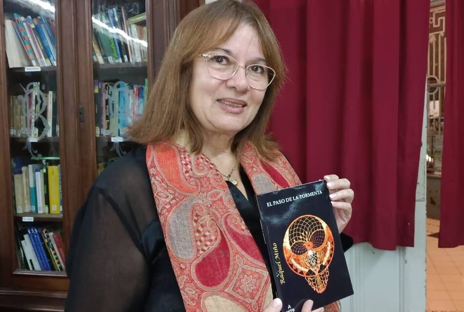 La autora Raquel Miño trajo «El paso de la tormenta» a Gálvez, su «lugar en el mundo»