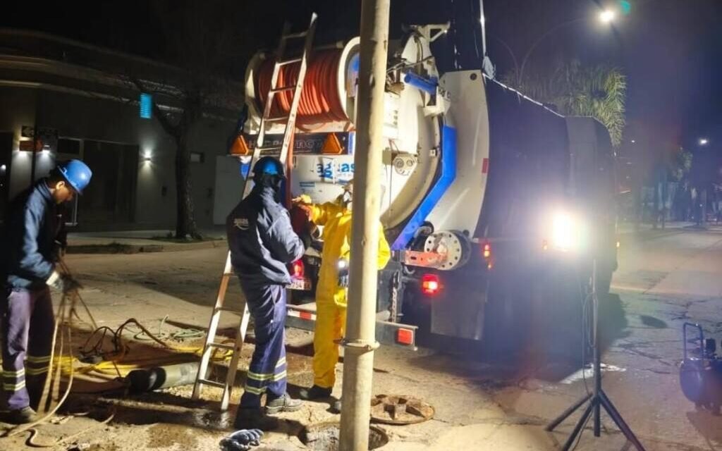 AGUAS SANTAFESINAS: CONCRETARON OPERATIVOS NOCTURNOS DE MANTENIMIENTO DE UN CONDUCTO CLOACAL PRIMARIO