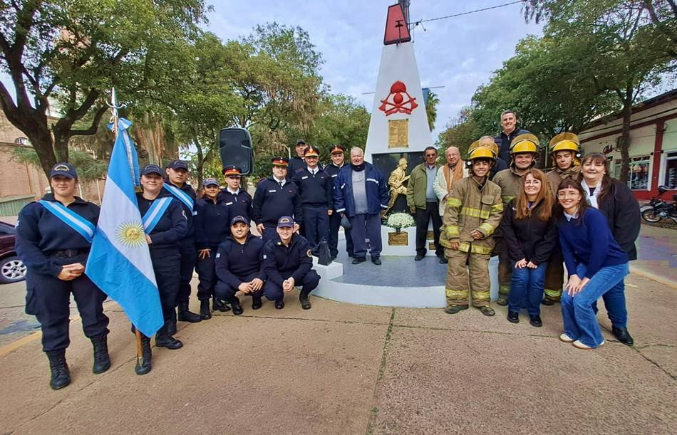 Día Nacional del Bombero Voluntario II: acto en el monolito que los recuerda por su «sacrificio, valor y abnegación»