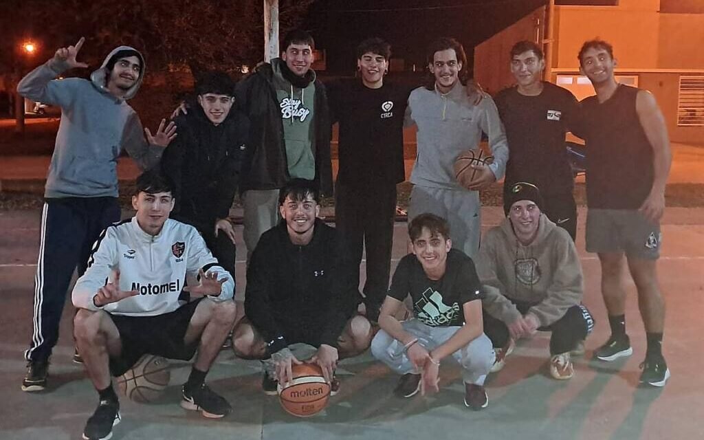 «La 7! Basket», un grupo de jóvenes que apuesta al juego, mates y amistad en el playón de Pedroni