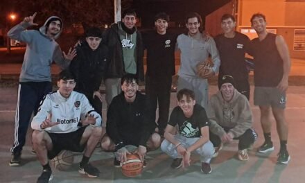 «La 7! Basket», un grupo de jóvenes que apuesta al juego, mates y amistad en el playón de Pedroni