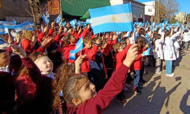 Con el celeste y blanco en el corazón: emocionante «Sí, prometo» de los peques de 4to. grado de las escuelas de Gálvez