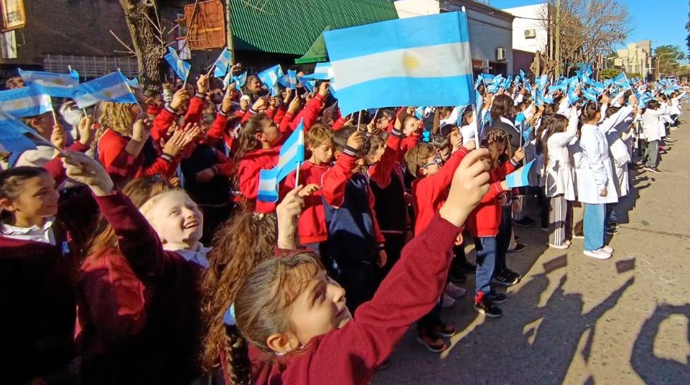 Con el celeste y blanco en el corazón: emocionante «Sí, prometo» de los peques de 4to. grado de las escuelas de Gálvez