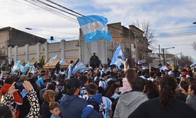 Agonía, desahogo y festejazo en la esquina de Belgrano y Sarmiento: Argentina ya está en cuartos del Mundial