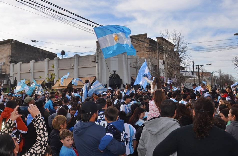 Agonía, desahogo y festejazo en la esquina de Belgrano y Sarmiento: Argentina ya está en cuartos del Mundial