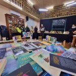 La Biblioteca compró nuevos libros y donó minibibliotecas a bomberos, policía, Hospital y el Hogar Berta Bauer
