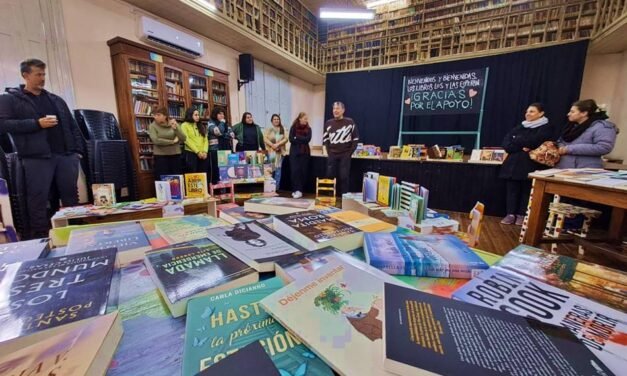 La Biblioteca compró nuevos libros y donó minibibliotecas a bomberos, policía, Hospital y el Hogar Berta Bauer