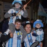 El corazón pudo más que el frío: los festejos en el centro tras el pase a semis