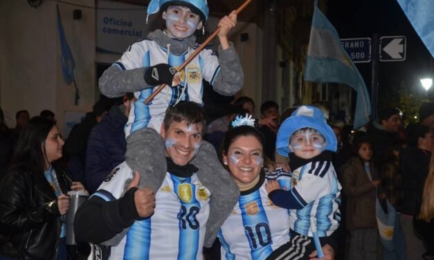 El corazón pudo más que el frío: los festejos en el centro tras el pase a semis