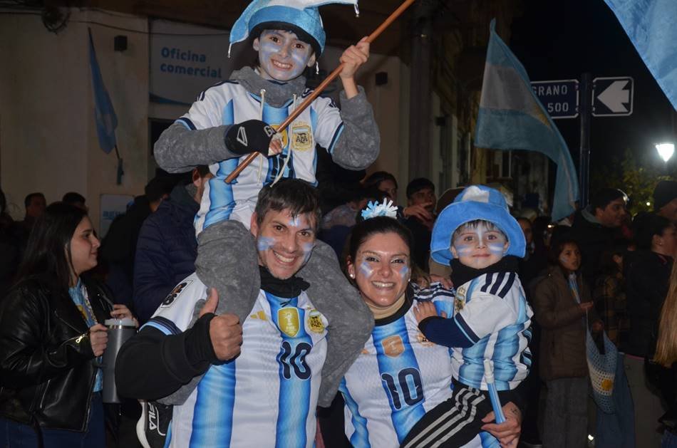 El corazón pudo más que el frío: los festejos en el centro tras el pase a semis