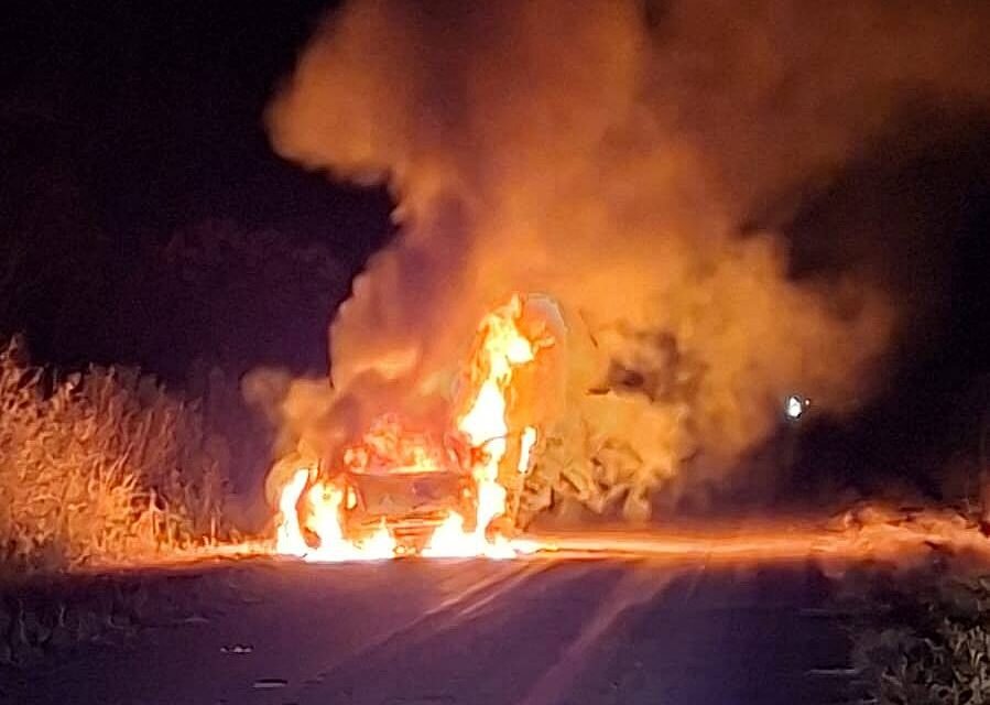 Incendio de automóvil en ruta 50S y de fardos en la ciudad