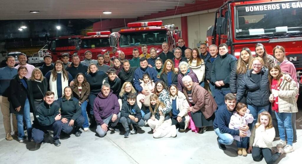 Bomberos realizó emotivo homenaje a Eneas Cavallo por su labor humanitaria en Venezuela