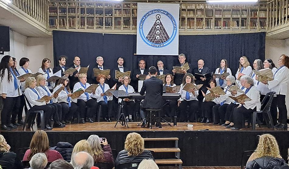 El Coro Polifónico Municipal presentó su nuevo repertorio en «Voces en la Biblio»