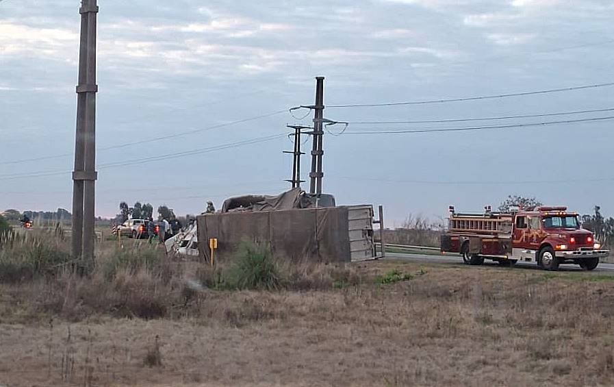 Chocaron dos camiones en el ingreso a San Eugenio