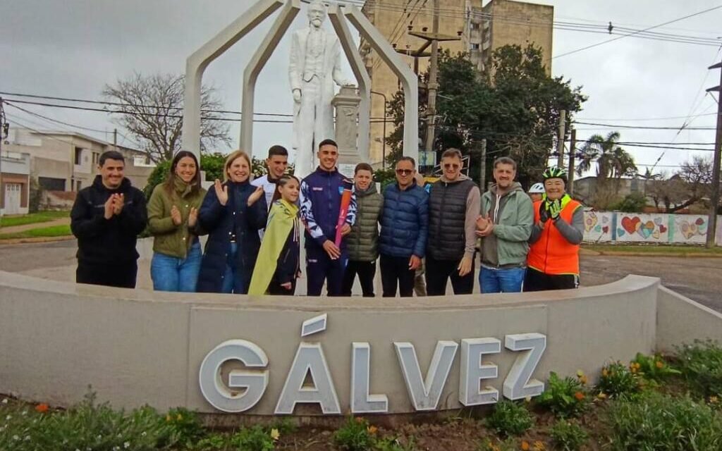 La antorcha de los Juegos Suramericanos pasó por Gálvez y encendió la expectativa de una gran fiesta deportiva