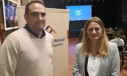 La Mutual del C.A.Argentino impulsó en Gálvez un charla clave sobre el uso de pantallas en la infancia