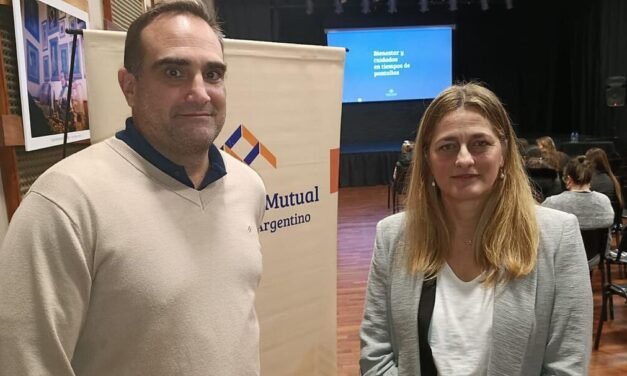 La Mutual del C.A.Argentino impulsó en Gálvez un charla clave sobre el uso de pantallas en la infancia