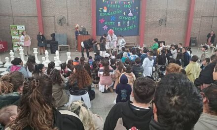 La Escuela N° 877 abrió sus puertas en una exitosa jornada de ciencia, comunidad y trabajo en red