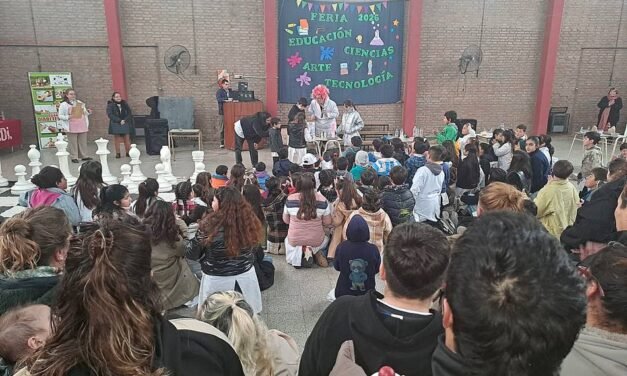 La Escuela N° 877 abrió sus puertas en una exitosa jornada de ciencia, comunidad y trabajo en red