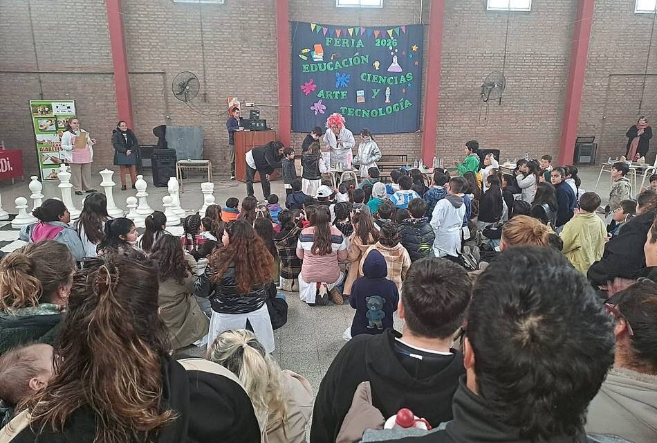 La Escuela N° 877 abrió sus puertas en una exitosa jornada de ciencia, comunidad y trabajo en red